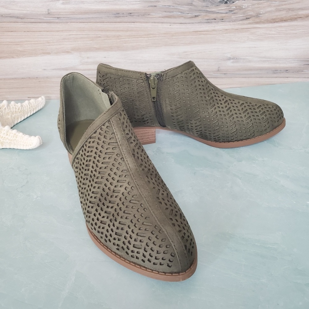 New! Short Heel Ankle Cutout Zip Booties - Picture 4 of 7